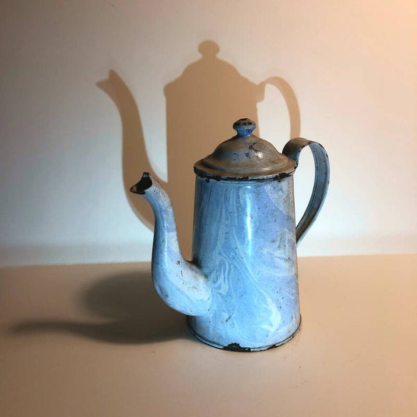 Modellen van Klaas Gubbels (1934)  Koffiepot Blauw gevamd  Gesigneerd aan de onderzijde met "KG"