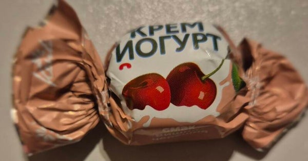 Schokoladen Pralinen mit Joghurtcreme und Kirschen