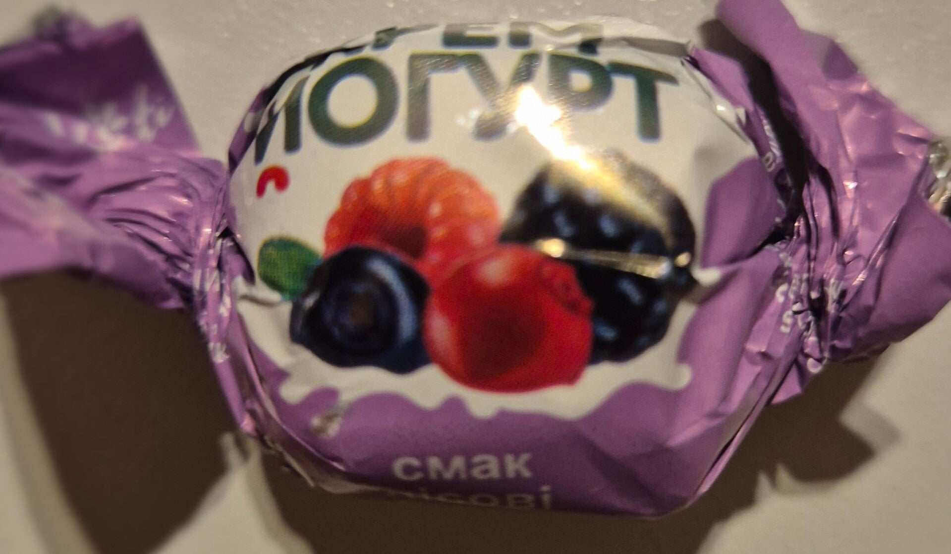 Schokoladen Pralinen mit Joghurtcreme und Waldfrucht