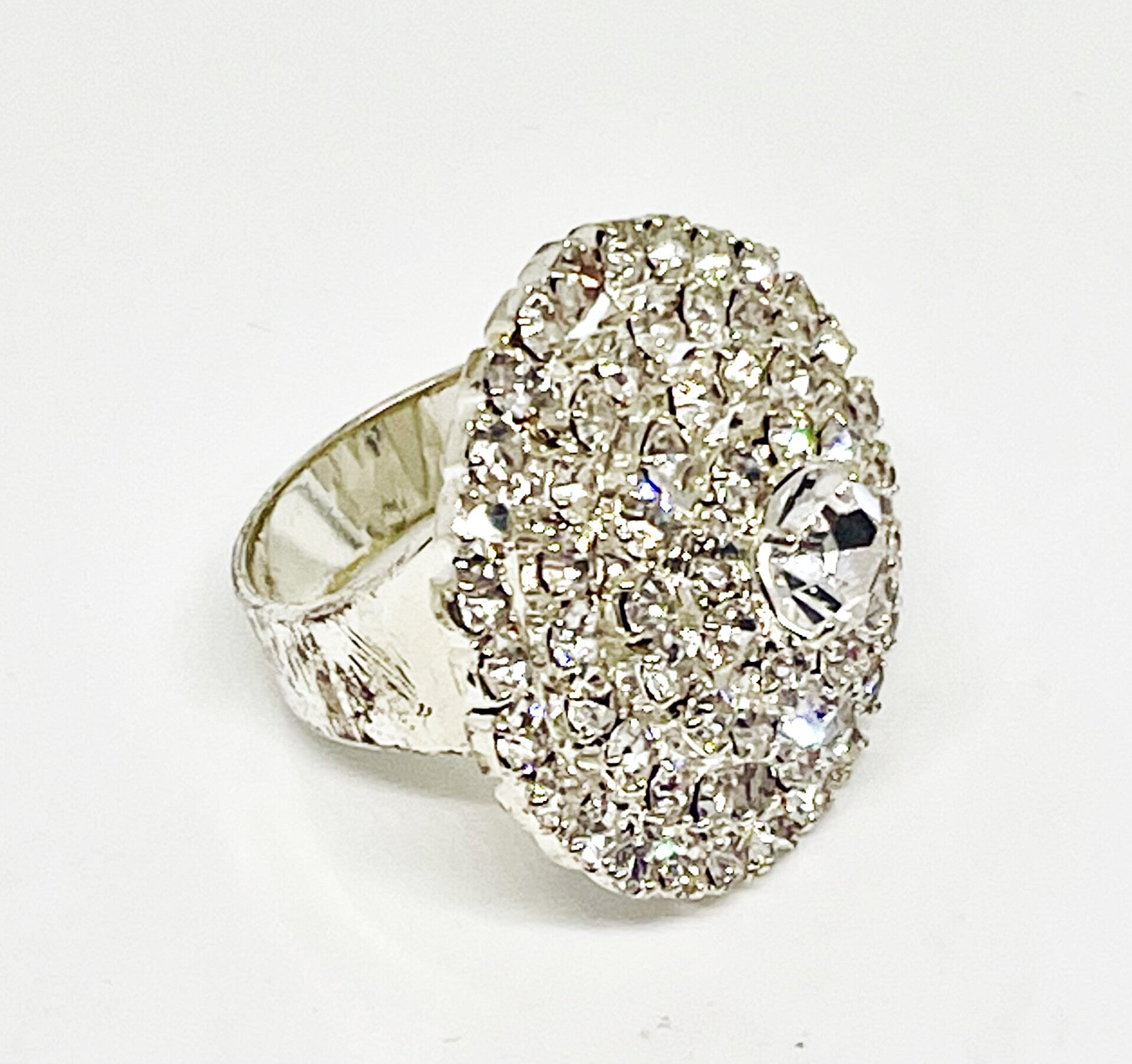 Bague Fantaisie Ancienne Avec Strass - Taille Réglable 53, Couleur Argenté, Occasion En Bel état