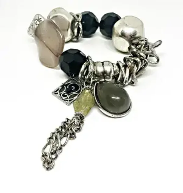 Bracelet à breloques, pampilles en aluminium et métal argent perles noires et charms  - élastique pour Femme - MILA