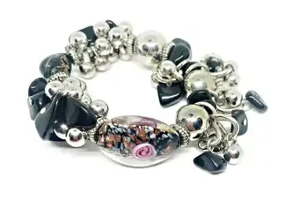 Bracelet à breloques, pampilles en aluminium perles noires et Fleur - charms  - élastique pour Femme - LEONIE