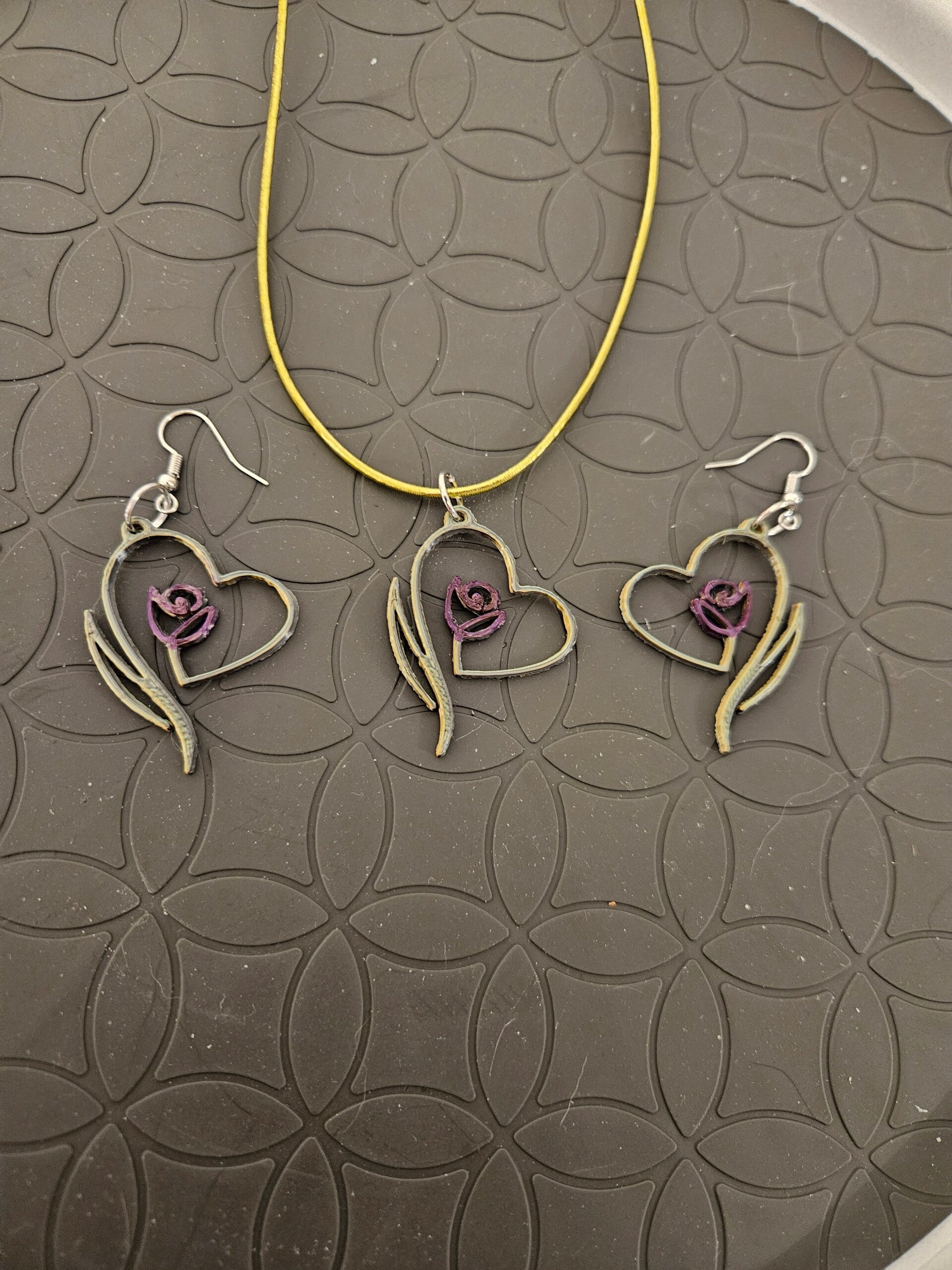 Beautiful earings plus nickless, differt color roses . Purple, Red , Pink, White.