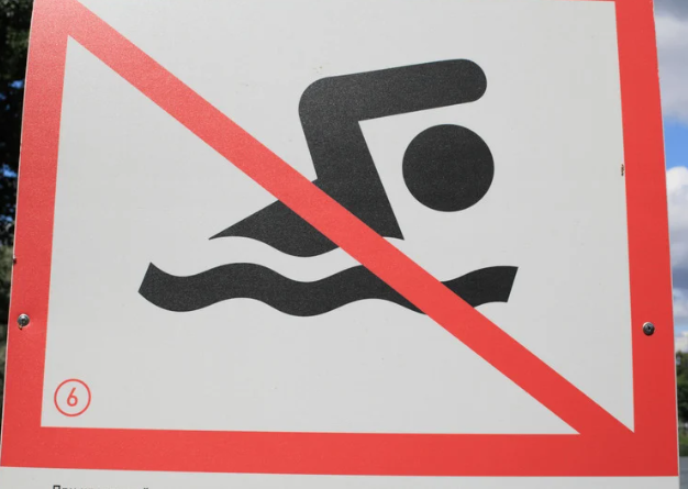 Panneau "baignade interdite" (c) Canva
