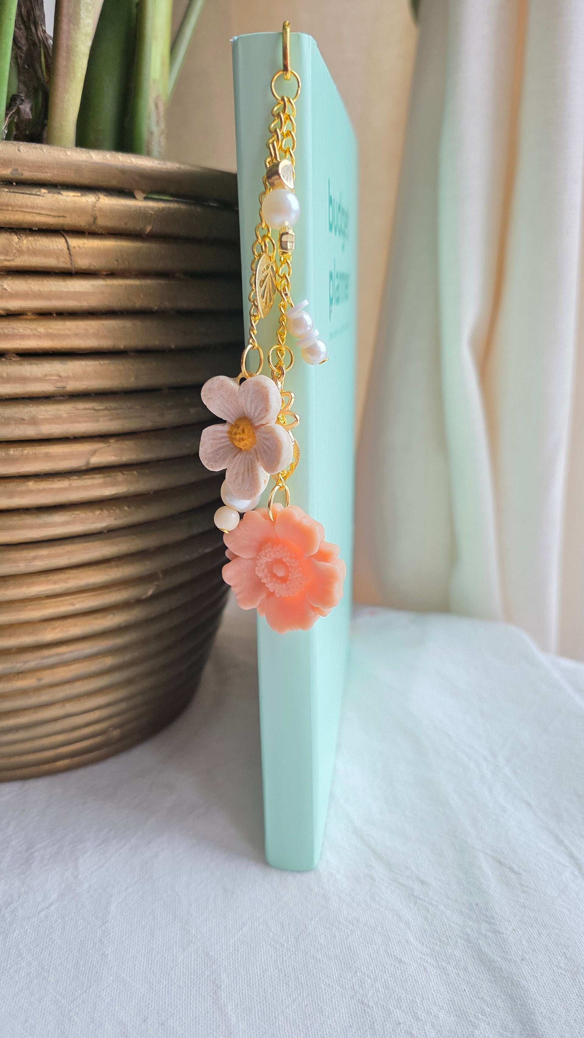 Flower bookmark (beige)