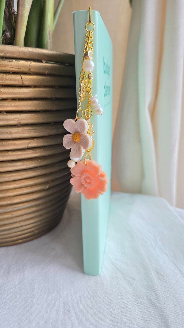 Flower bookmark (beige)