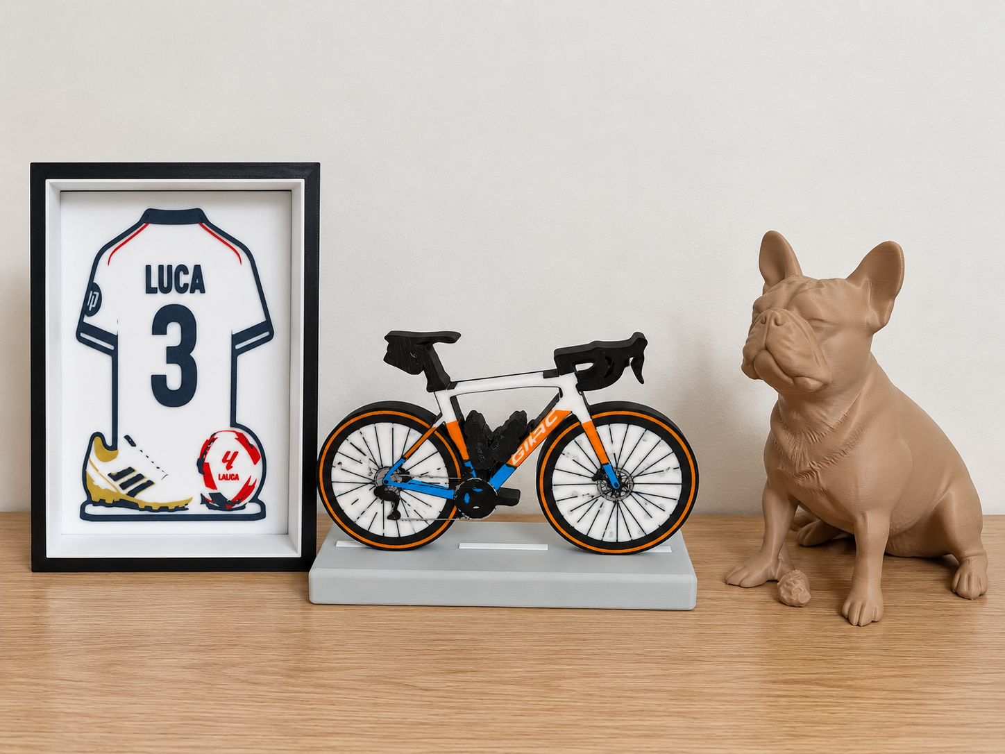 Gepersonaliseerde 3D ontwerpen op maat – sportdisplay, hondenbeeld en fiets – Crevix