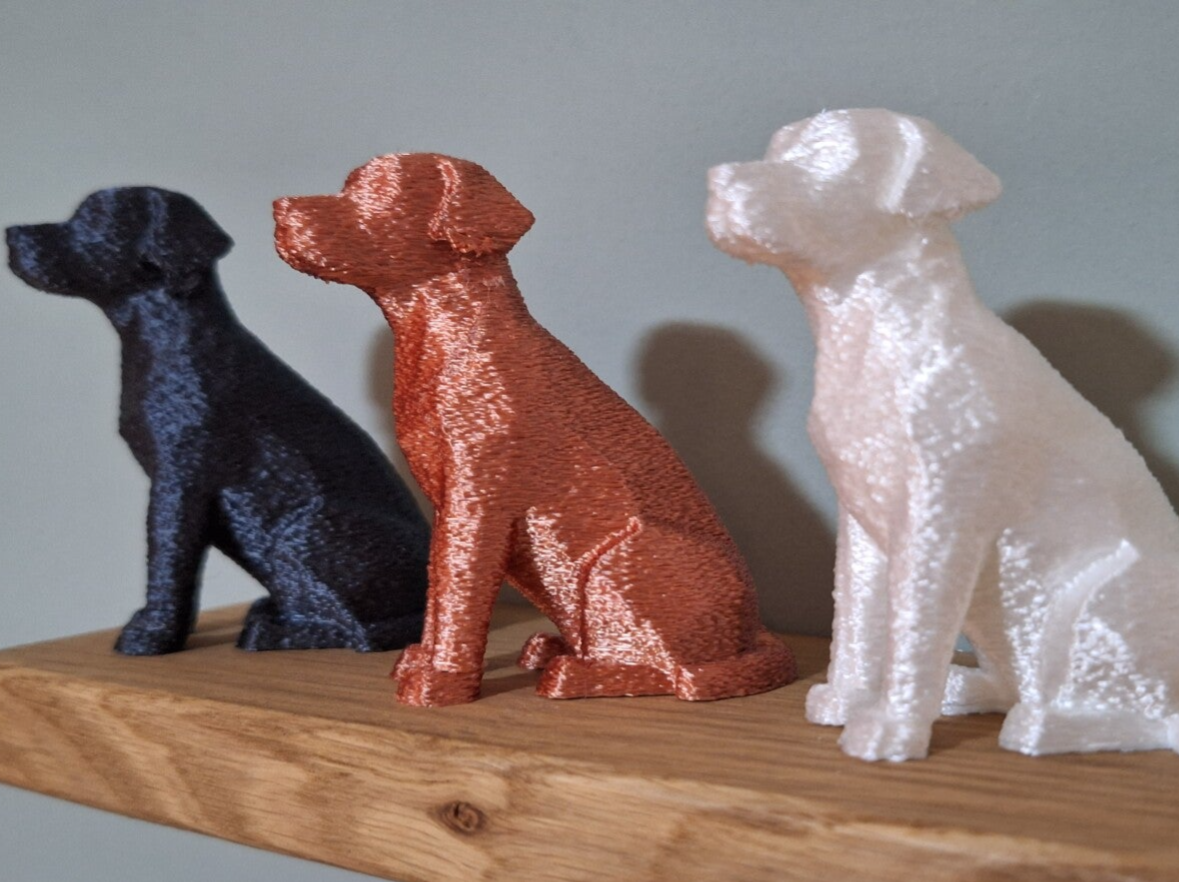 “3D-geprinte Labrador-hond in gedetailleerd ontwerp als decoratief model of verzamelobject.”