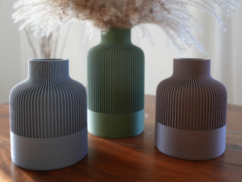 “Moderne 3D-geprinte vaas met gelaagde textuur en geometrische vorm.”