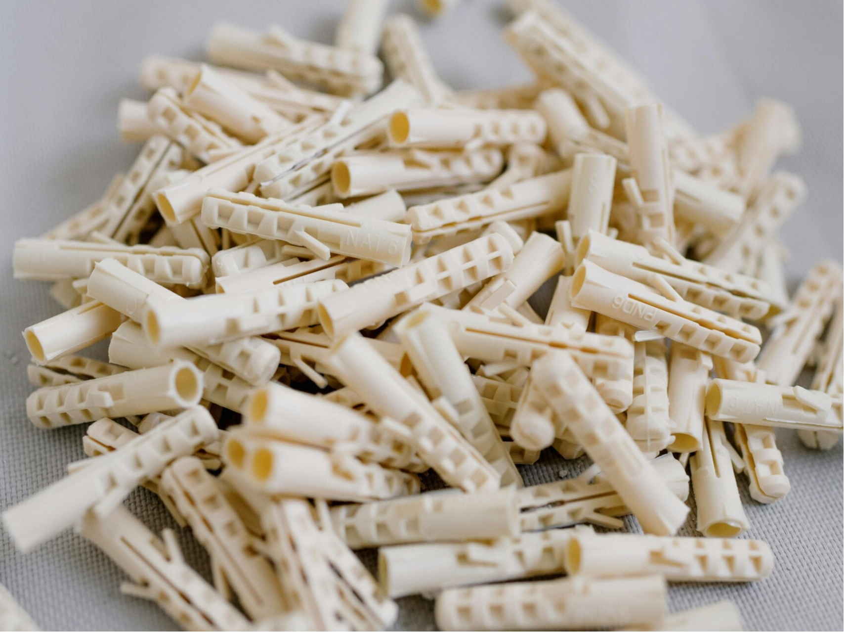 “3D-geprinte muurpluggen van kunststof, duurzaam en geschikt voor bevestiging in muren.”