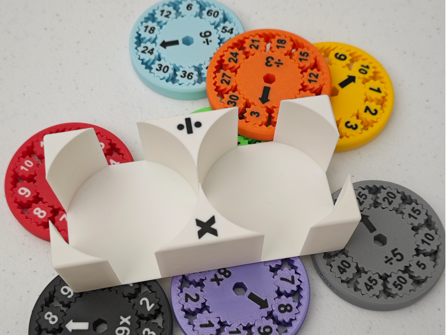 “Wiskundige spinner met vermenigvuldigings- en deelsymbolen voor leer- en oefenactiviteiten.”