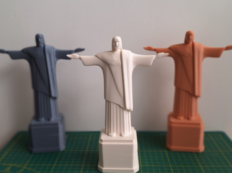 “3D-geprint beeld van Christus de Verlosser uit Rio de Janeiro, gedetailleerd miniatuurmodel.”