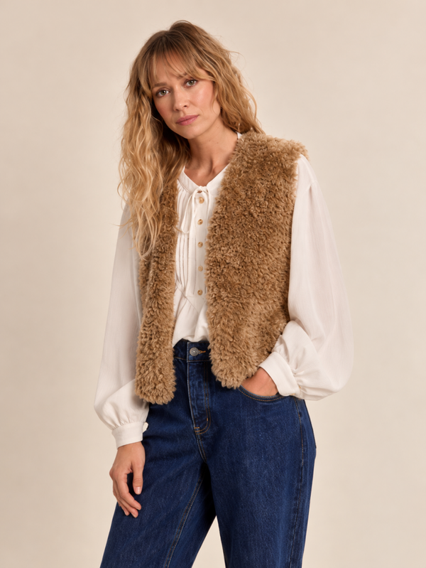 Molly Bracken Teddyweste in Felloptik – Camel