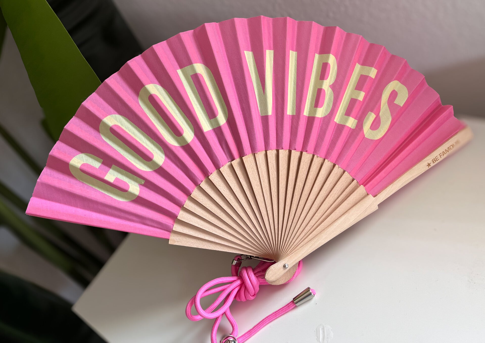 Be Famous Handfächer Good Vibes