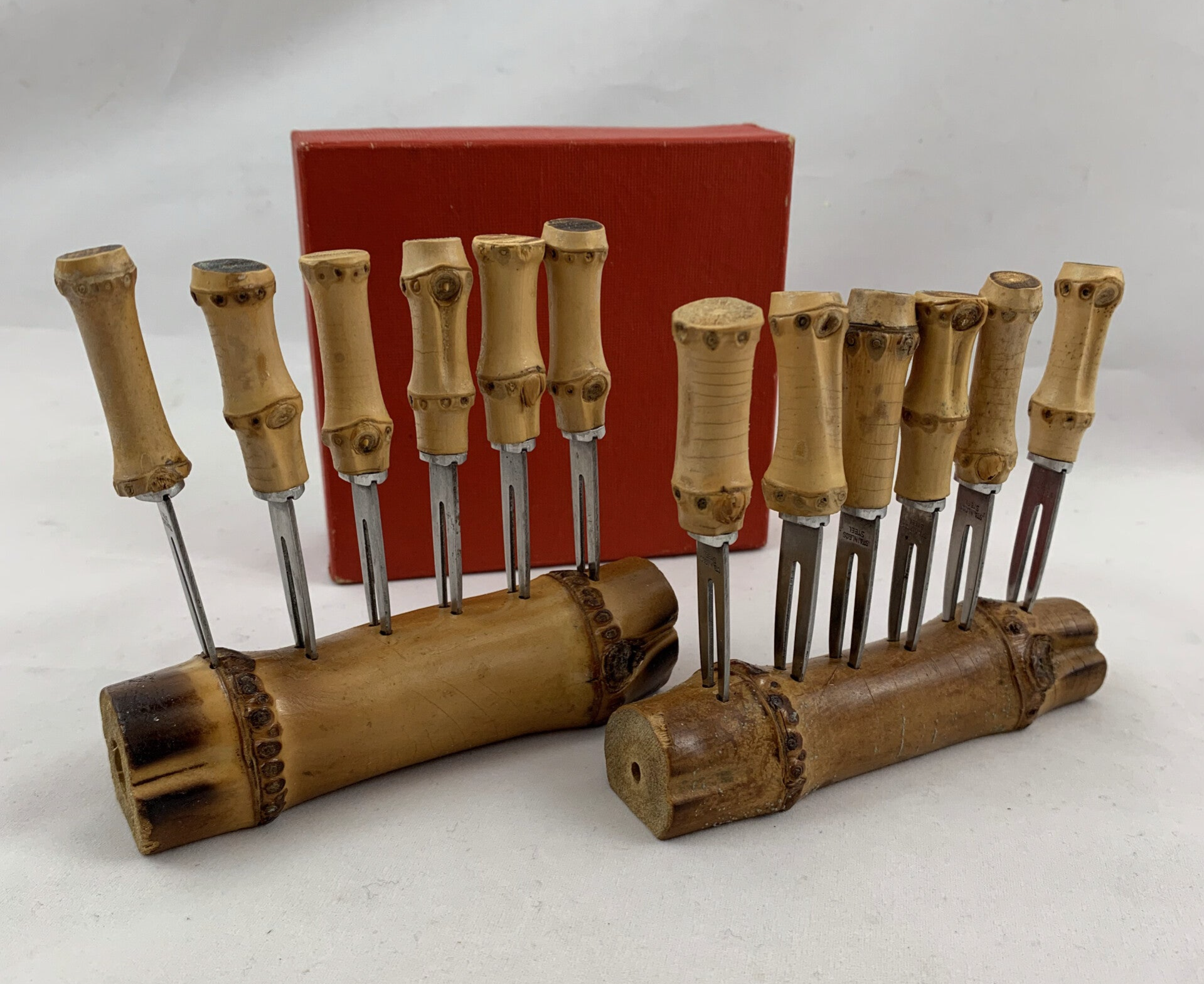 Twee Tiki Bar bamboe boomstammetjes met 12 cocktailvorkjes, jaren '50