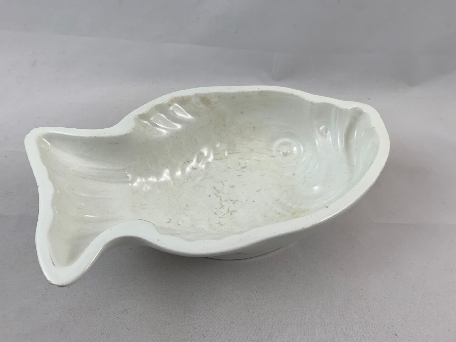 Crèmekleurige aardewerk vis vorm van Petrus Regout & Co, Maastricht, jaren '50