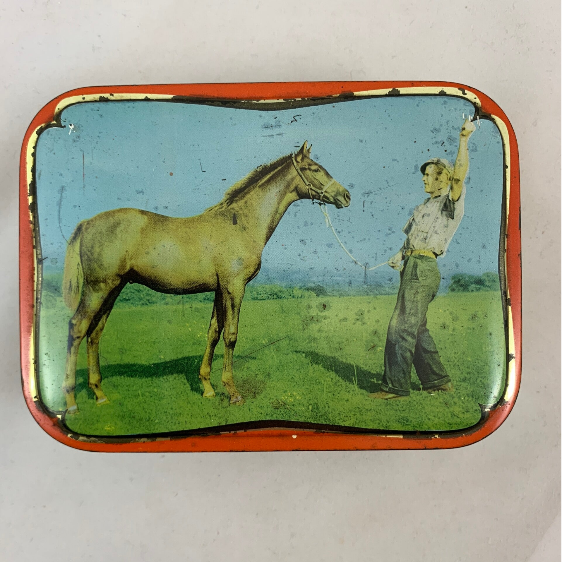 Toffee blik met foto van een man en paard van Edward Sharp & Sons LTD, Maidstone, Kent, UK, jaren '50