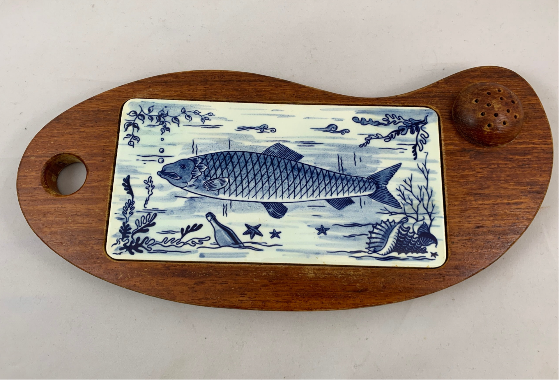 Vintage haringplank met Delfts blauwe tegel, jaren '60-'80