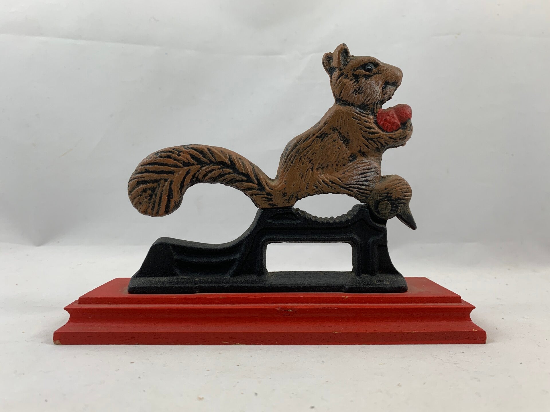Vintage gietijzeren notenkraker met een eekhoorn, jaren '50-'60