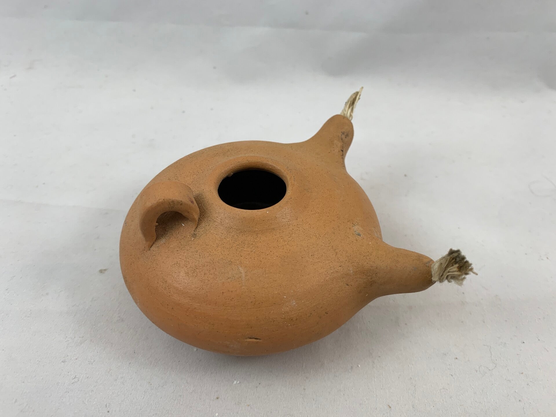 Handgemaakt terracotta olielampje met twee pitten, jaren '60-'70