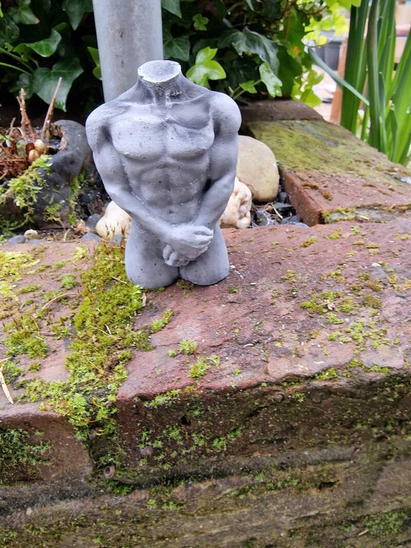 Torso man beton