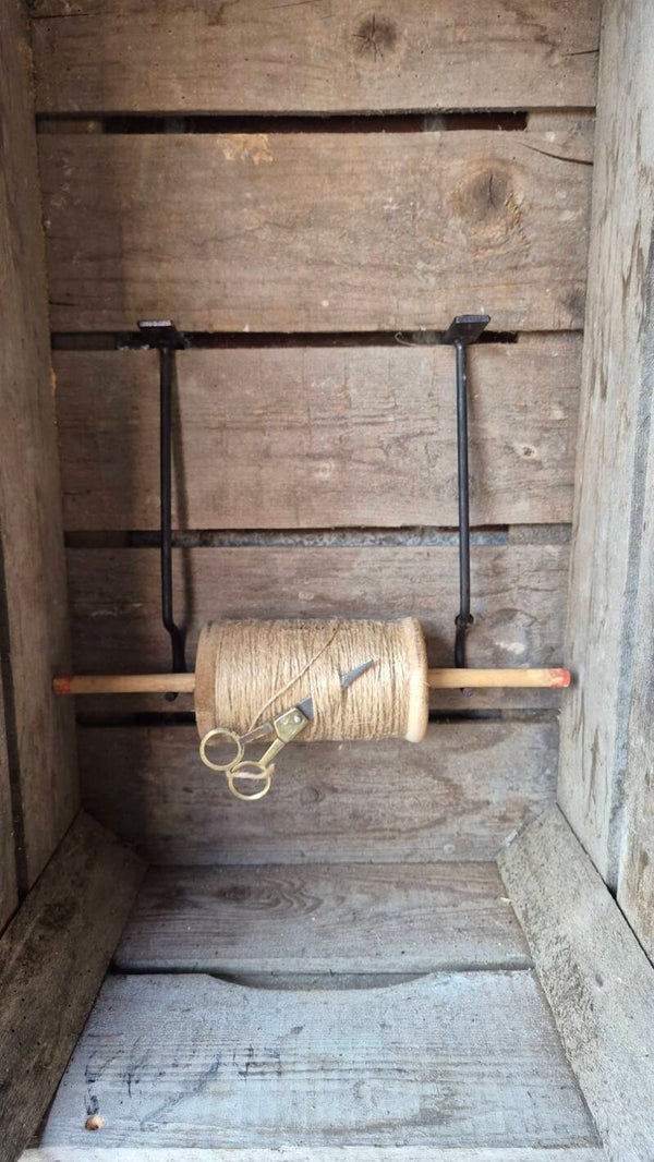Spoel met draad en schaartje
