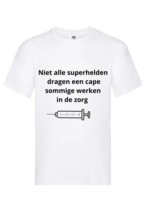 T-shirt niet alle superhelden dragen een cape sommige werken in de zorg.