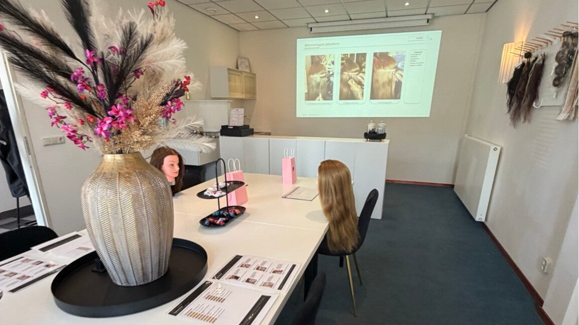 Just-Well Academy in Wormerveer: cursusruimte met presentatie en oefenhoofden
