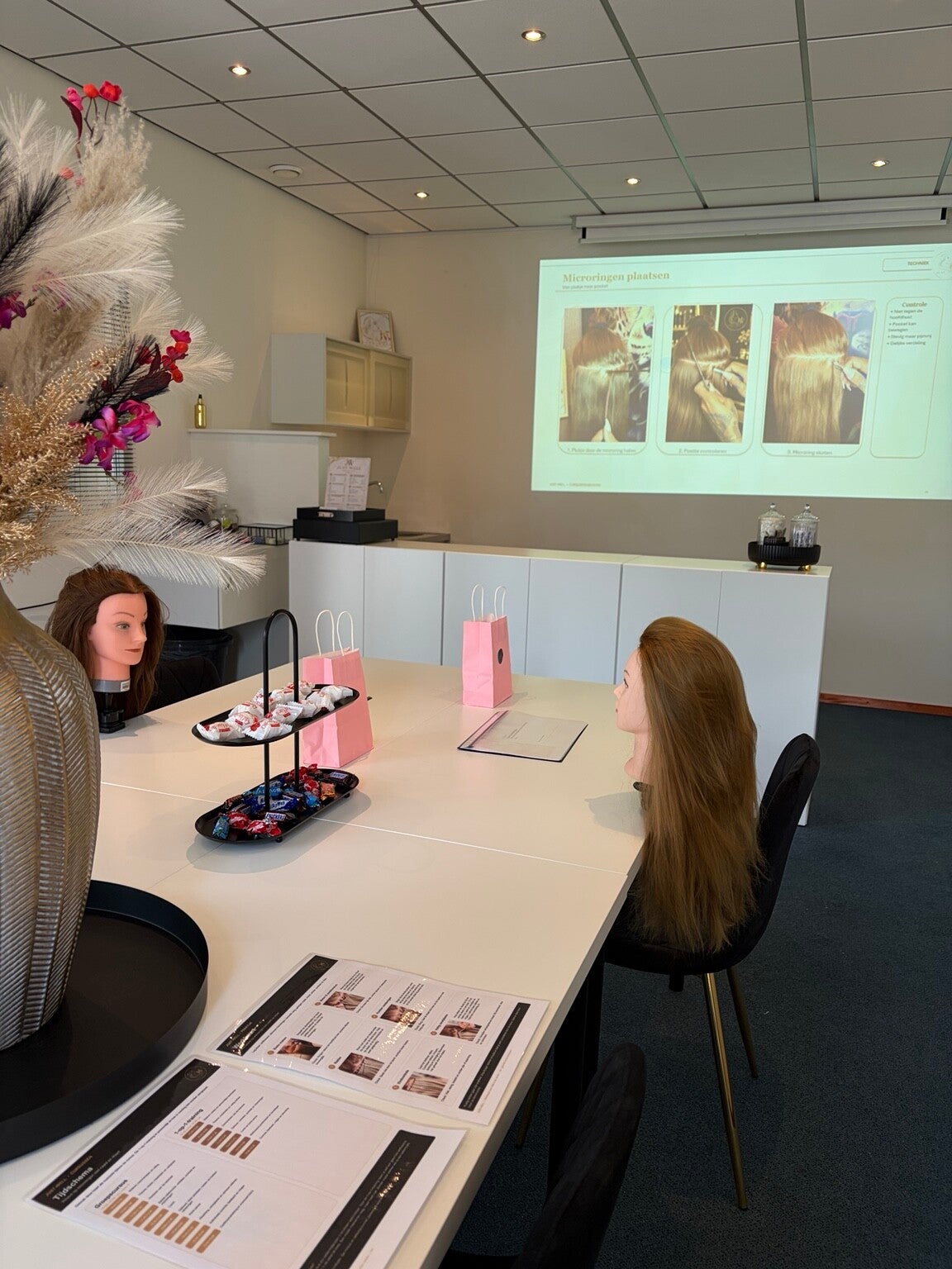 Praktijkgerichte weavecursus bij Just-Well met oefenhoofden, cursusmappen en presentatie