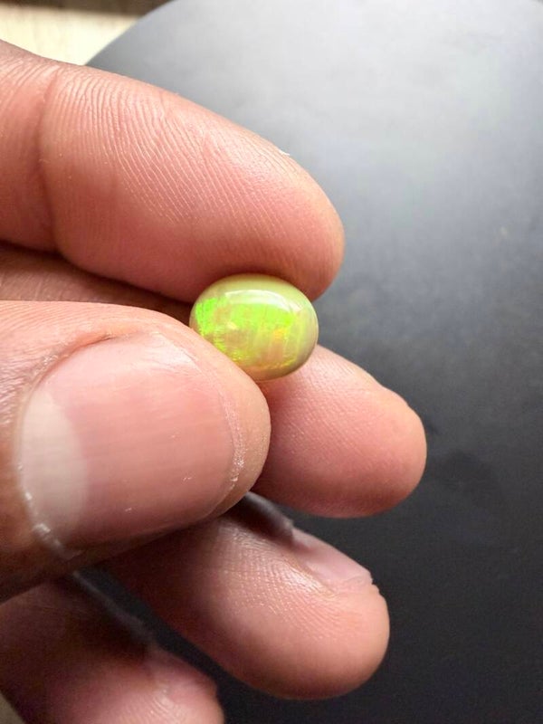 1,5 CT Natuurlijke Ethiopische Welo Opaal – Fel Groen & Rood Kleurenspel