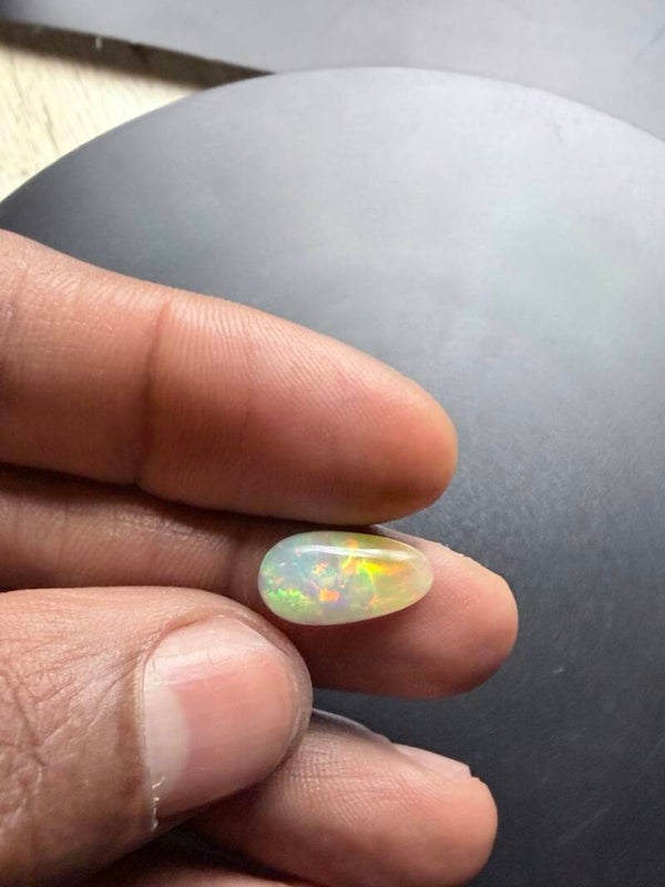 2 CT Natuurlijke Ethiopische Welo Opaal – Levendig Kleurenspel