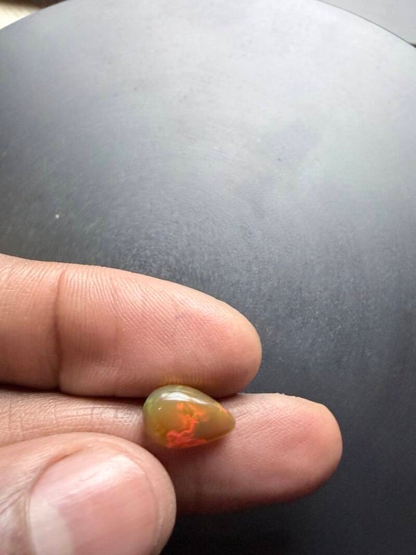 1,5 CT Natuurlijke Ethiopische Welo Opaal – Intens Rood Kleurenspel