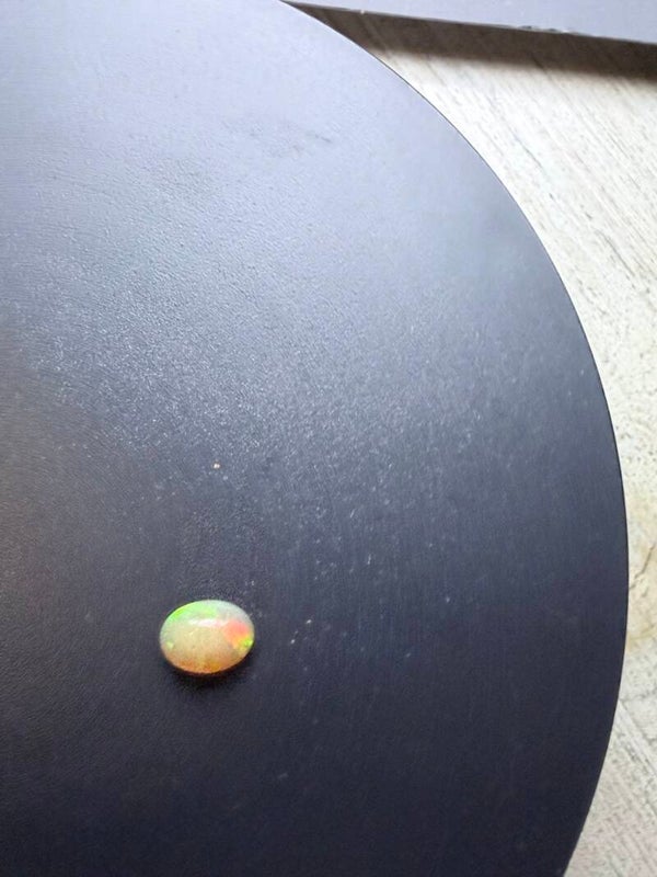 2 CT Natuurlijke Ethiopische Welo Opaal – Rood, Groen & Oranje Kleurenspel