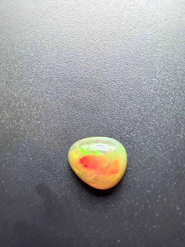 4 CT Natuurlijke Ethiopische Welo Opaal – Intens Rood & Groen Kleurenspel