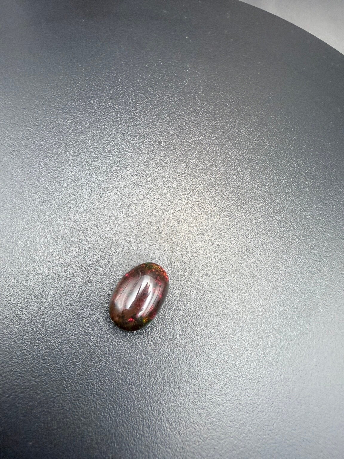 6 CT Natuurlijke Opaal Cabochon – Intens Rood & Groen Kleurenspel