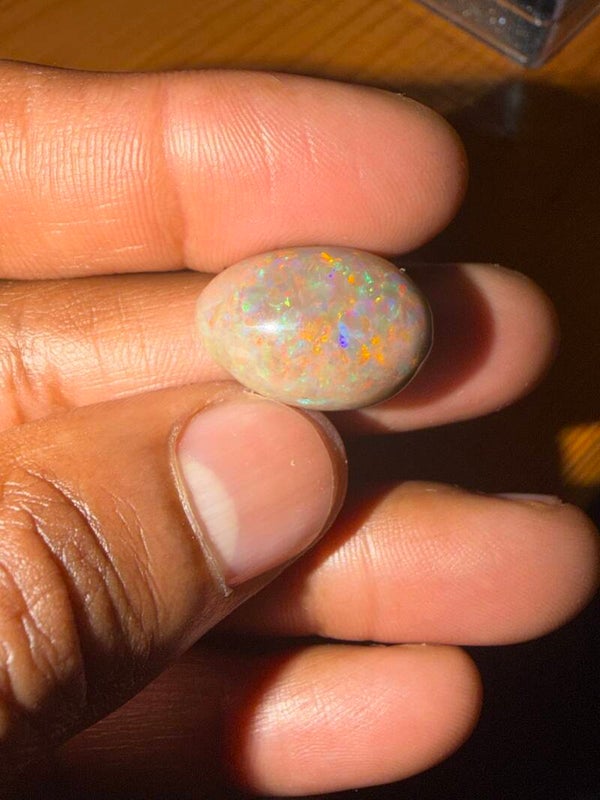 15,5 CT Natuurlijke Ethiopische Welo Opaal – Rood, Oranje & Groen Kleurenspel