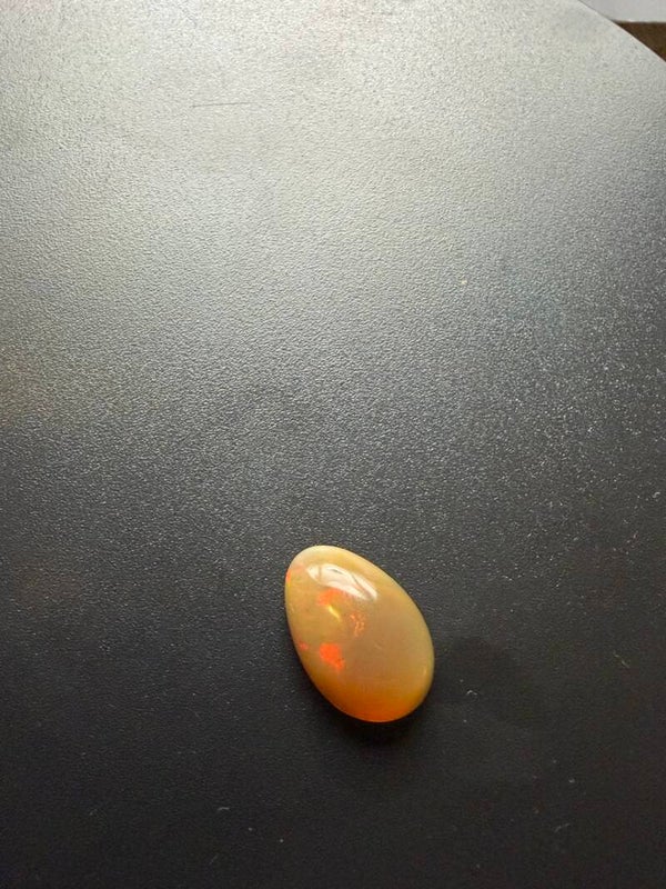 9,5 CT Natuurlijke Ethiopische Welo Opaal –  Rood & Groen Kleurenspel