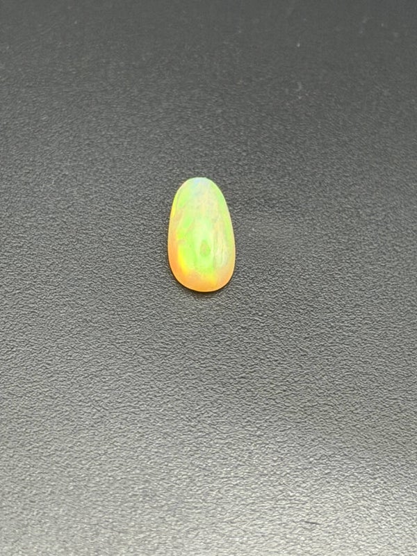 2,5 CT Natuurlijke Opaal Cabochon – Uniek Kleurenspel