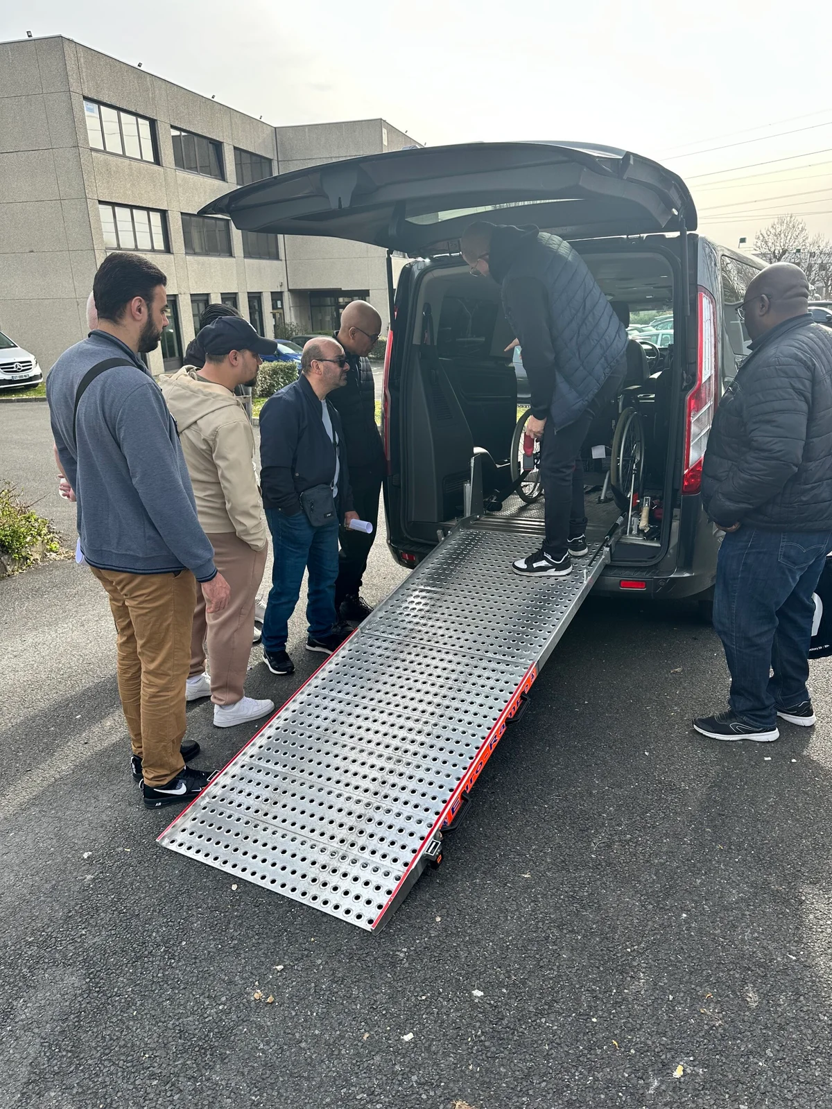 Mise en situation TPMR : embarquement d'un fauteuil roulant par une rampe d'accès — formation BYS Formation