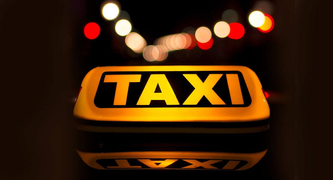 Lumineux taxi allumé la nuit — formation taxi à Le Mesnil-en-Thelle (Oise (60)) chez BYS Formation 60