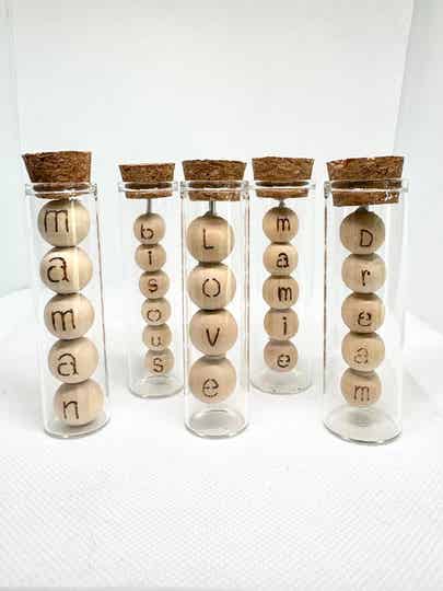 Flacon M avec un mot