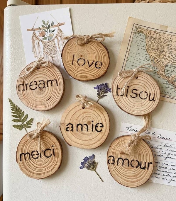 Magnet : gravure sur galet en bois