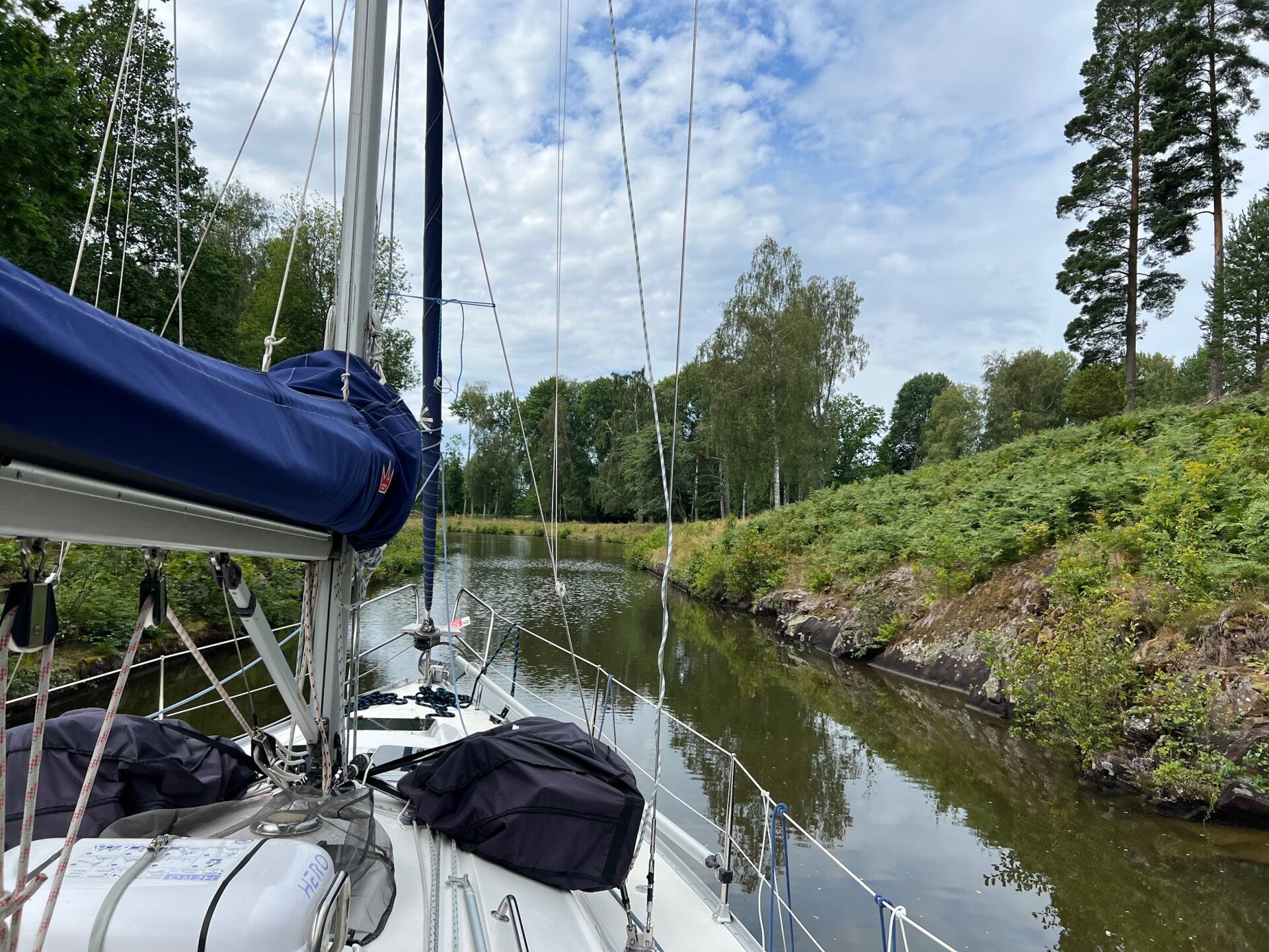 Fru Bibi på den smalle kanal under turen gennem Sverige i 2025