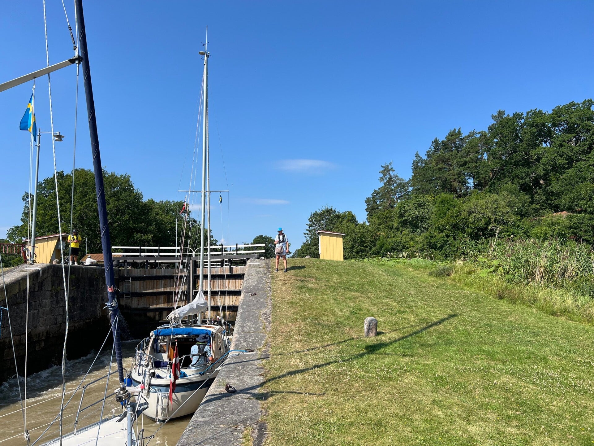 Fru Bibi under slusning på Göta Kanal