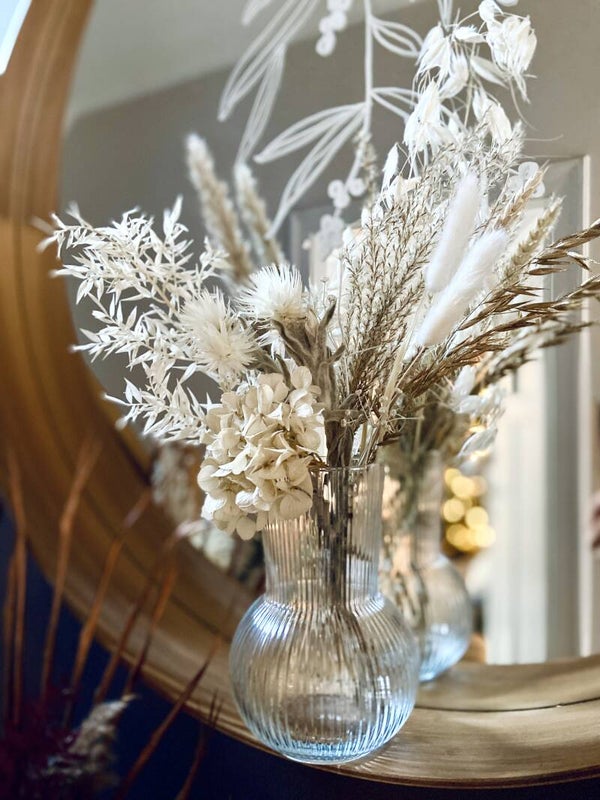 Vaas glas met droogbloemen