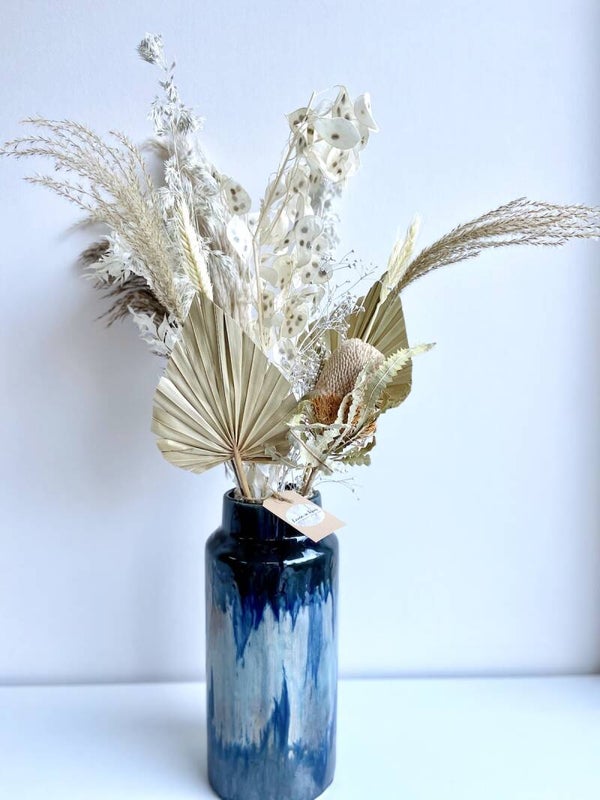 Blauwe keramieken vaas met vlam