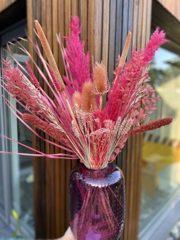 roze glazen vaas met structuur