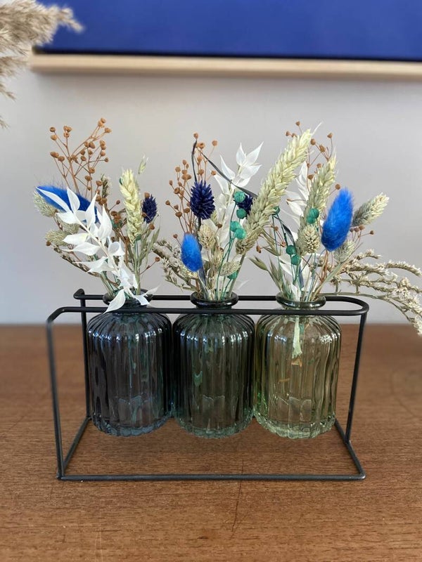 Set vaasjes en droogbloemen in houder