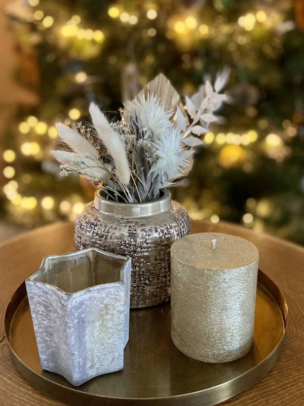 Set van vazen en kaarsen op schaal