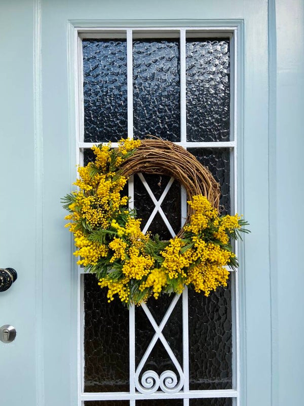 Voorjaarskrans met mimosa